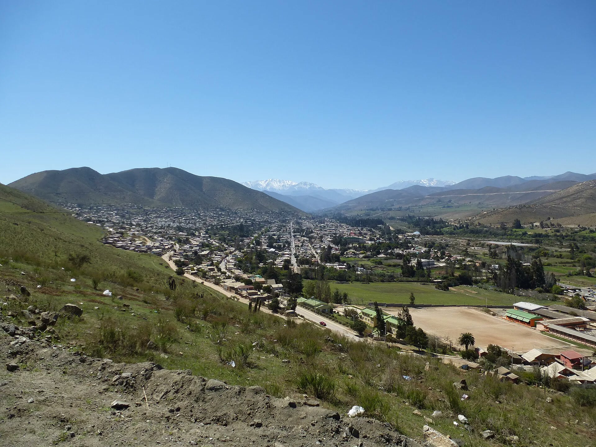 Vista panorámica de Illapel entre cerros, con montañas nevadas al fondo