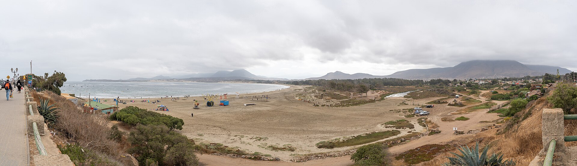 Bahía y playa de Pichidangui, comuna de Los Vilos, bajo un cielo nublado